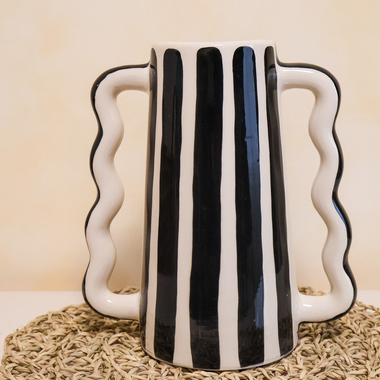 Vase MOUJA à rayures – fabrication artisanale, vase marocain fait main à rayures noires et blanches avec anses ondulées
