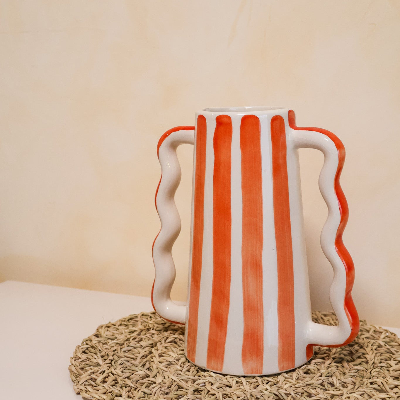 Alt Tag: Vase MOUJA à rayures – fabrication artisanale, vase en céramique rayé rouge et blanc fait main, anses ondulées