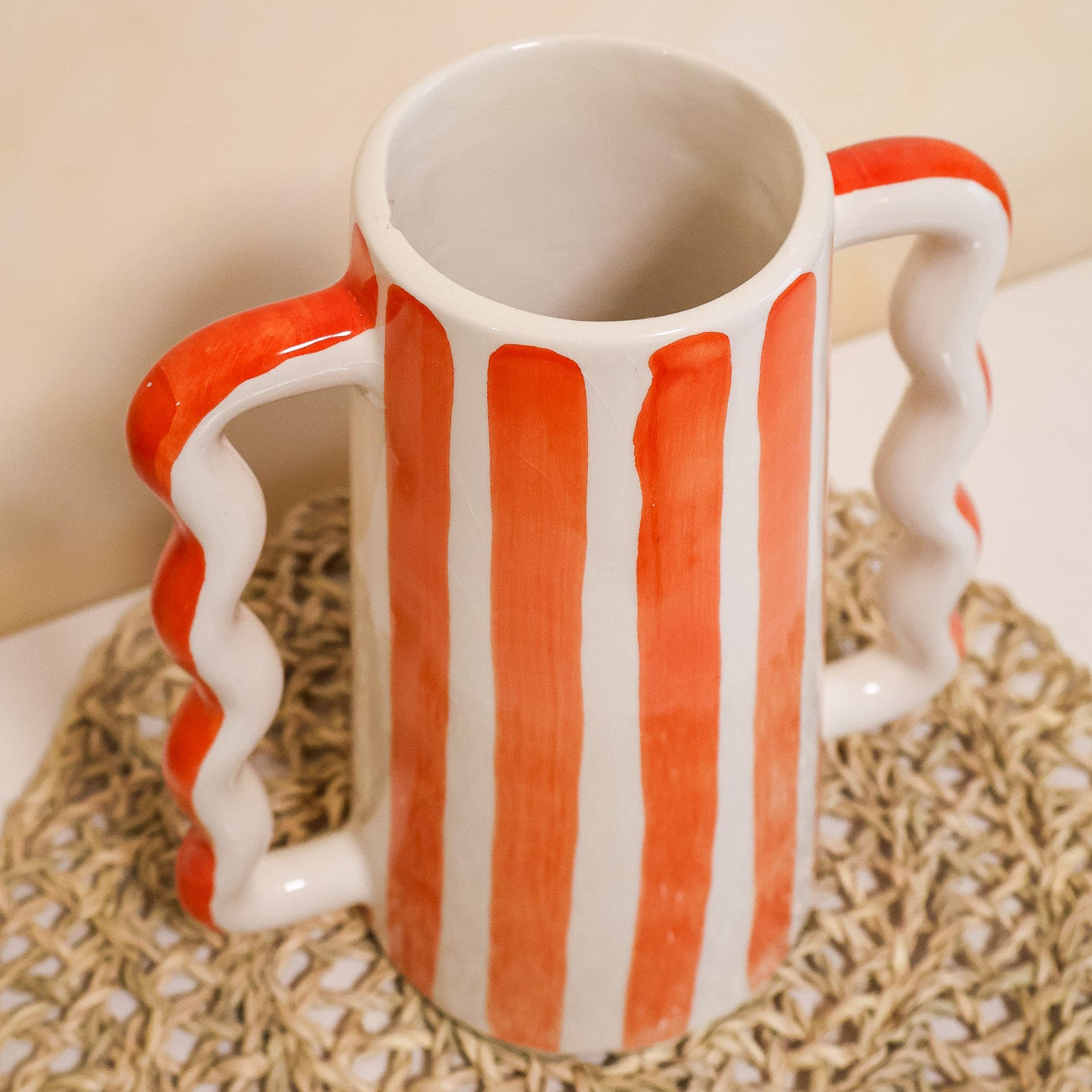 Alt Tag: Vase MOUJA à rayures – fabrication artisanale, vase en céramique peint à la main, rayures orange, anses torsadées