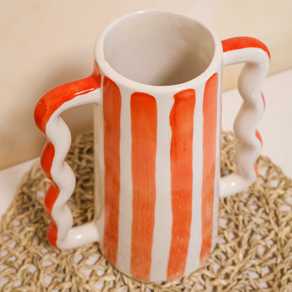 Alt Tag: Vase MOUJA à rayures – fabrication artisanale, vase en céramique peint à la main, rayures orange, anses torsadées