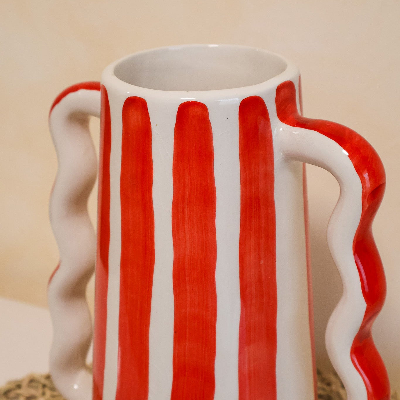 Vase MOUJA à rayures – fabrication artisanale, vase blanc à rayures rouges peintes à la main, façonné au Maroc