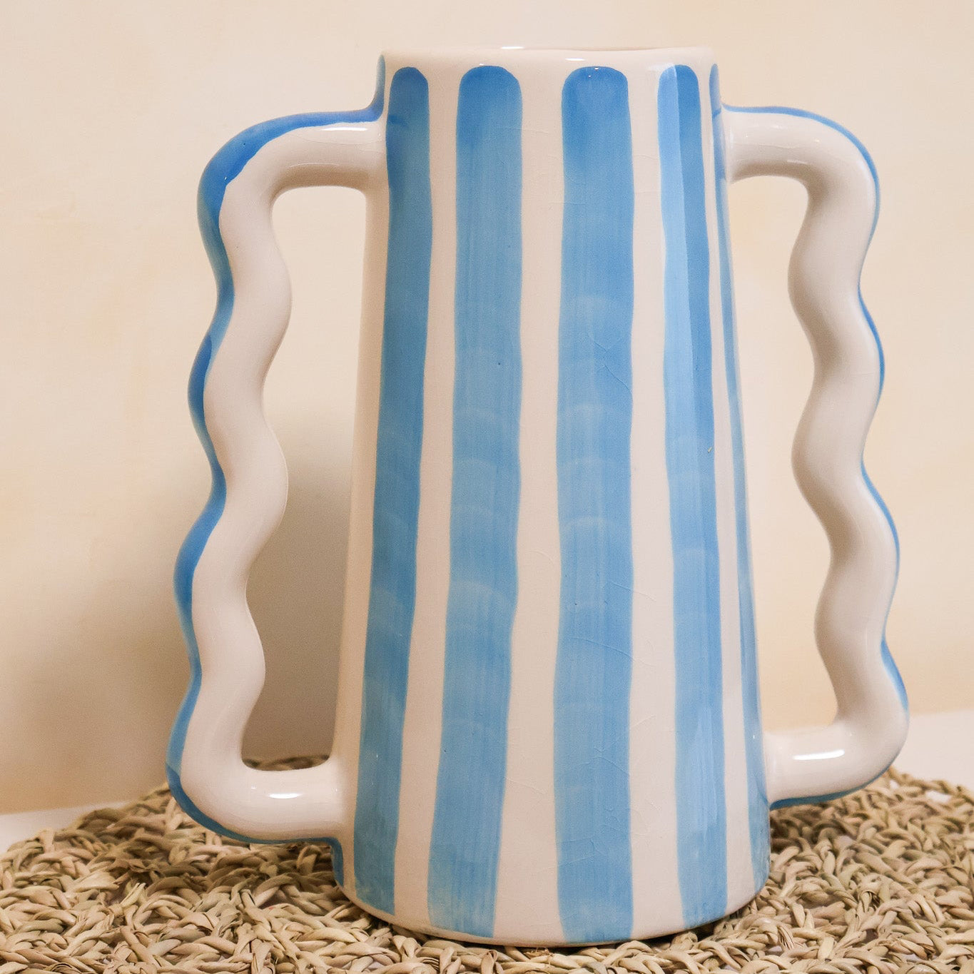Vase MOUJA à rayures – fabrication artisanale, vase en céramique blanc et bleu à rayures verticales, fait main au Maroc