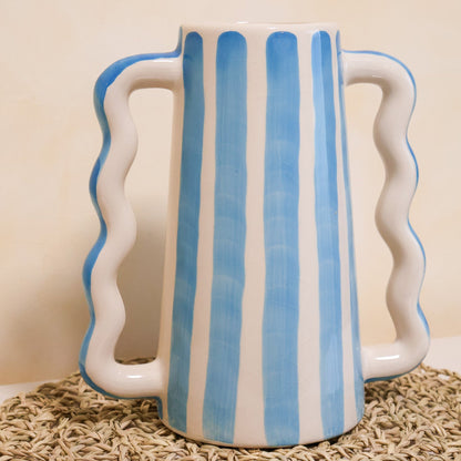 Vase MOUJA à rayures – fabrication artisanale, vase en céramique blanc et bleu à rayures verticales, fait main au Maroc
