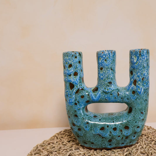 Vase Thalatha unique - Turquoise, vase contemporain artisanal en céramique émaillée bleu texturé à trois ouvertures sculpturales