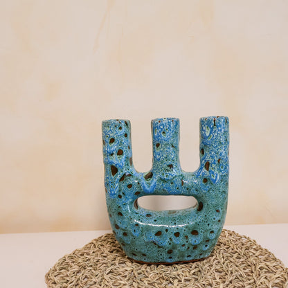 Vase Thalatha unique - Turquoise en céramique artisanale, émail bleu texturé, design contemporain à trois ouvertures