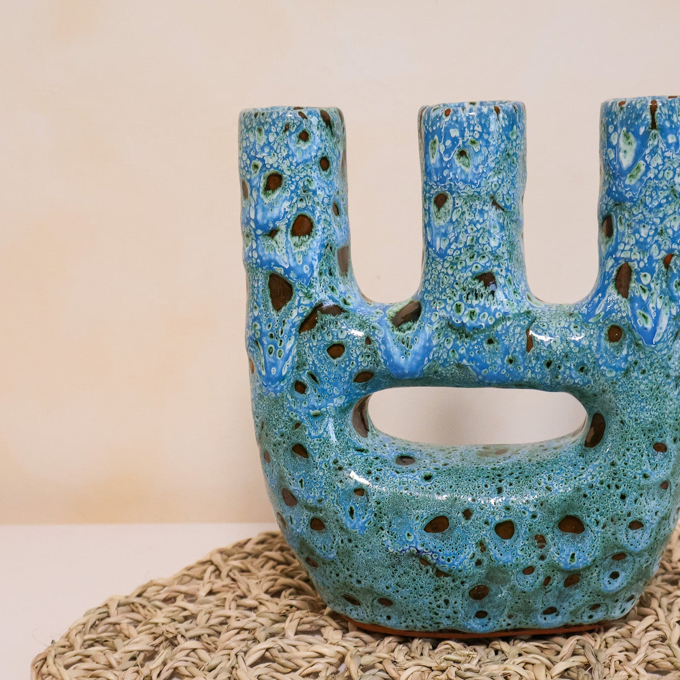 Vase Thalatha unique - Turquoise, vase contemporain marocain fait main, émail bleu texturé à trois ouvertures