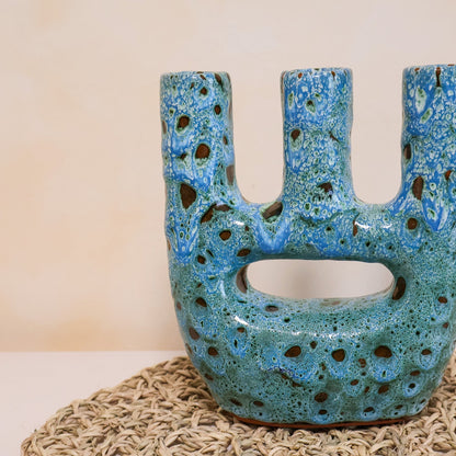 Vase Thalatha unique - Turquoise, vase contemporain marocain fait main, émail bleu texturé à trois ouvertures