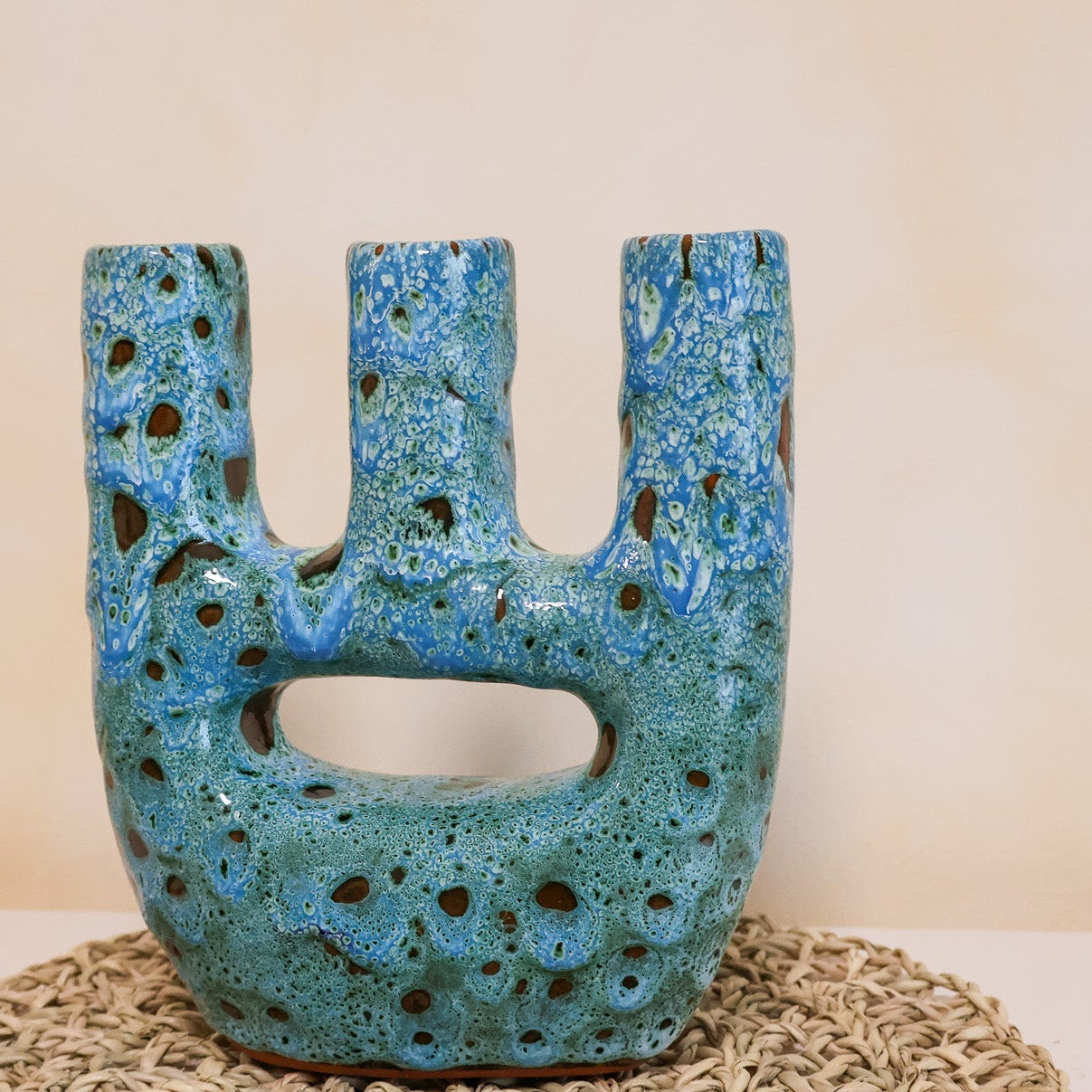 Vase Thalatha unique - Turquoise, vase artisanal marocain à trois ouvertures, émail bleu texturé effet minéral contemporain
