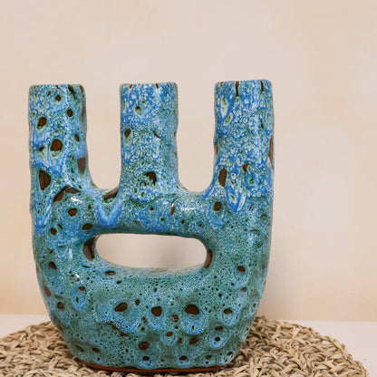 Vase Thalatha unique - Turquoise, vase artisanal marocain à trois ouvertures, émail bleu texturé effet minéral contemporain