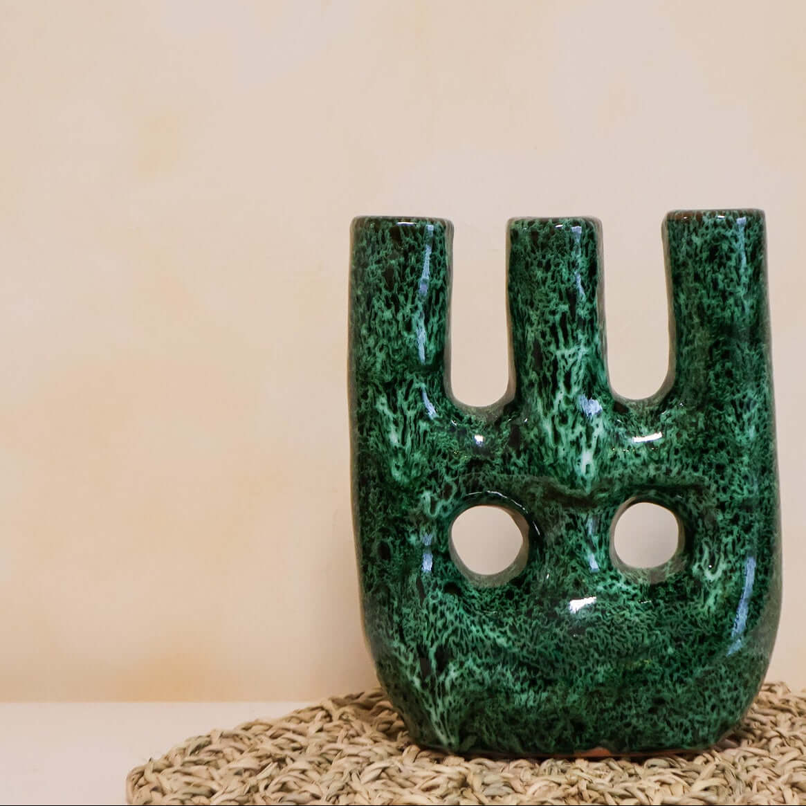 Alt Tag: Vase Thalatha unique - Vert, vase artisanal marocain en céramique émaillée verte texturée à trois ouvertures, style contemporain