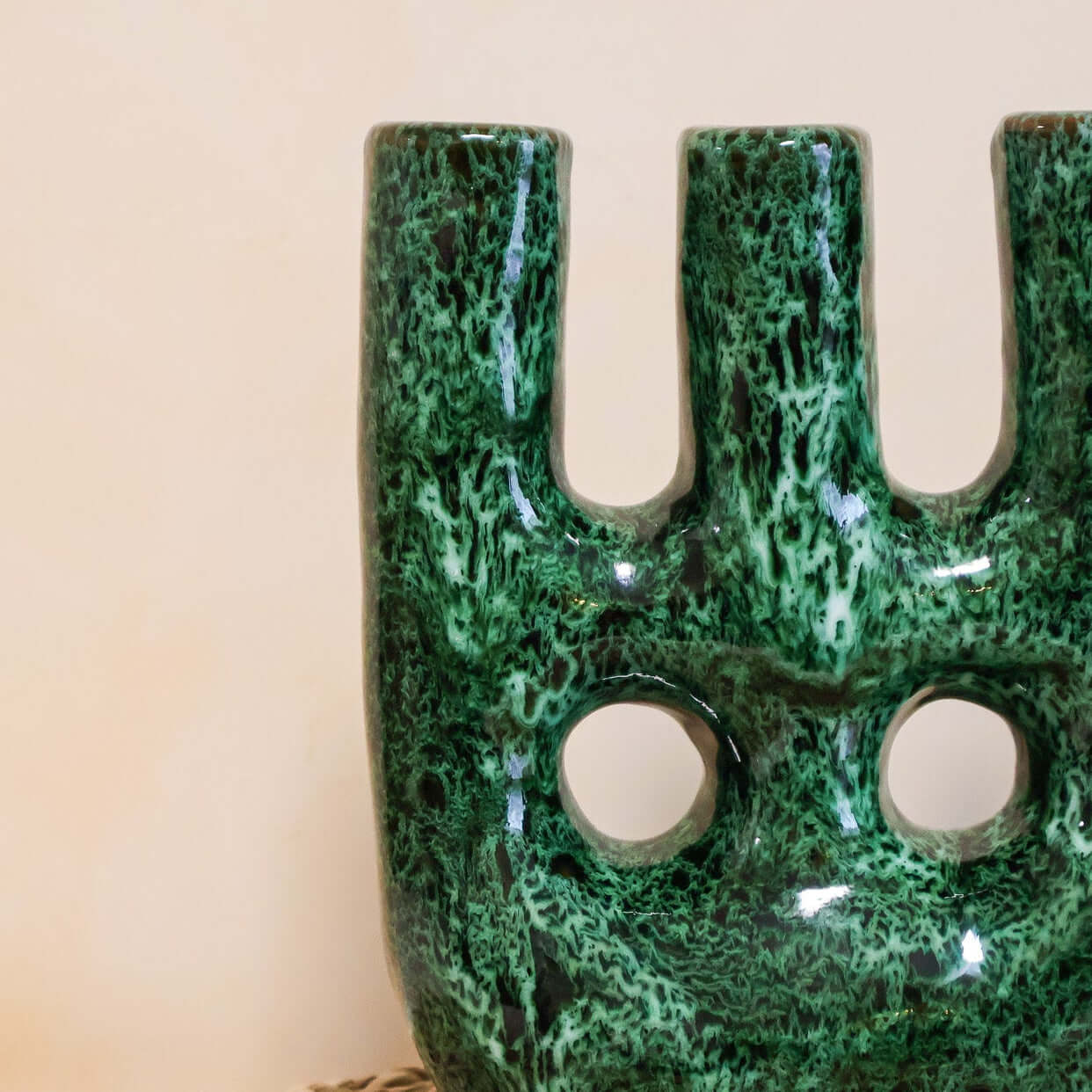 Alt Tag: Vase Thalatha unique - Vert, vase contemporain artisanal au Maroc, émail vert texturé avec trois ouvertures sculpturales