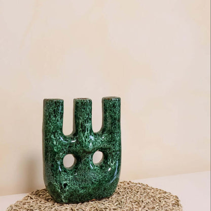 Alt Tag: Vase Thalatha unique - Vert en céramique artisanale, émail vert texturé, design contemporain à trois ouvertures, sur fond neutre