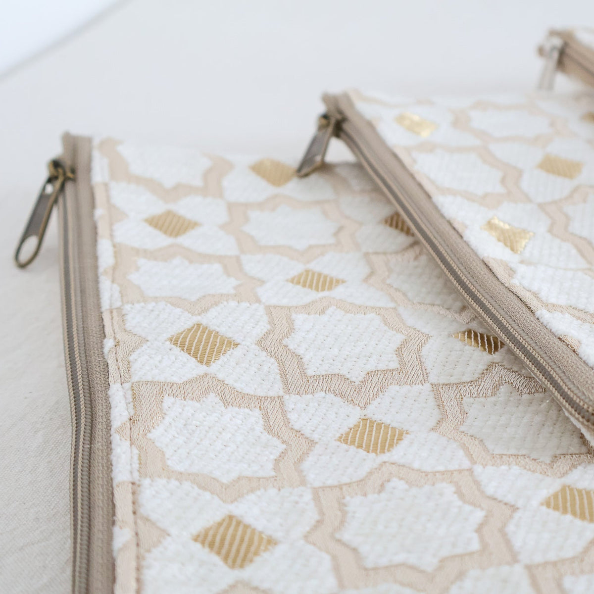 Pochette artisanale, détail du motif géométrique tissé